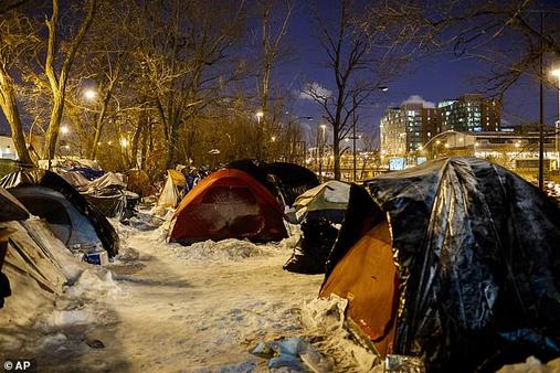 Кто-то оплатил гостиницу 70 бездомным: они спали в палатках во время метели