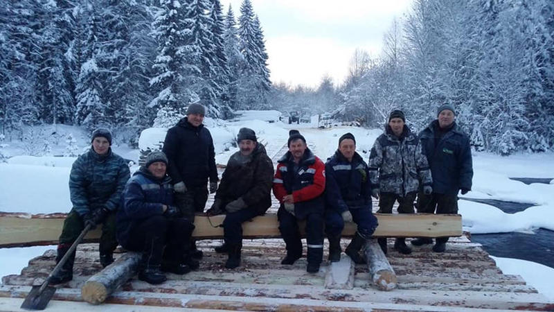 Власть не давала денег на мост — и мужики построили его сами