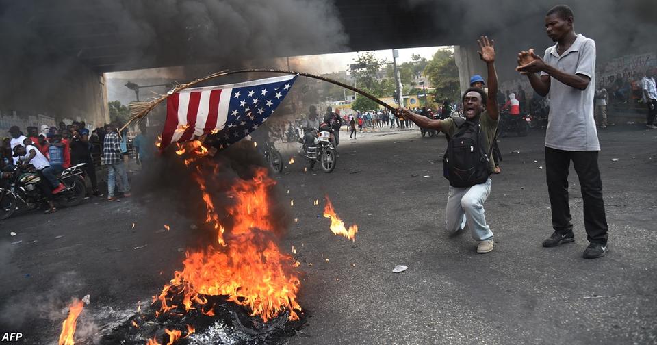 Жители Гаити попросили Россию помочь им деньгами — даже американский флаг сожгли