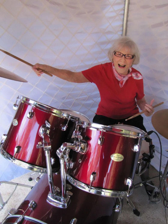 Эта женщина начала играть на барабанах в 1920 году - и играет до сих пор, хоть ей уже 106 лет