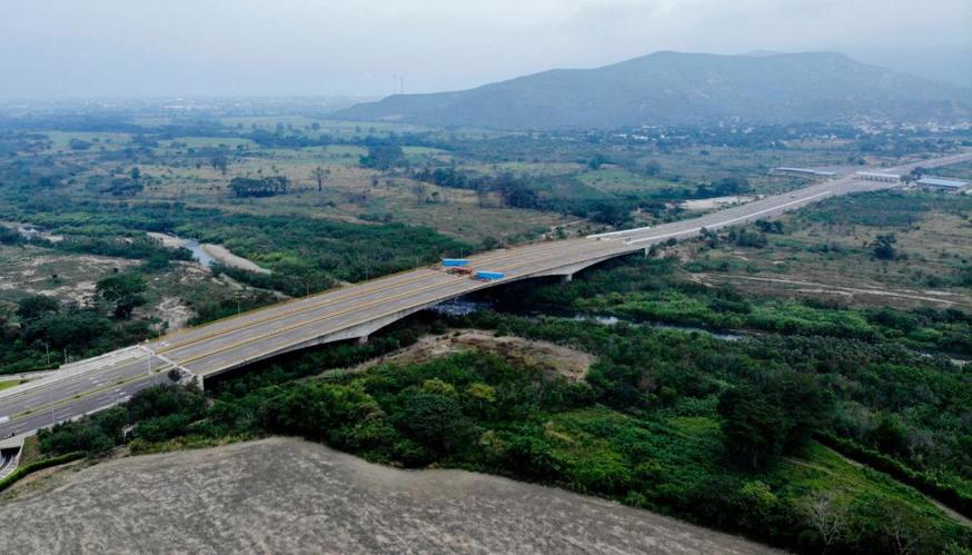 Венесуэла блокирует мост с Колумбией: чтобы ни гуманитарки, ни беженцев