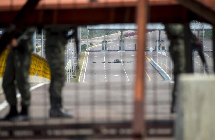 Венесуэла блокирует мост с Колумбией: чтобы ни гуманитарки, ни беженцев