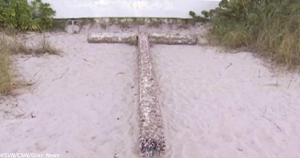 Гигантский крест выбросило на берег Флориды   и никто не знает, откуда он