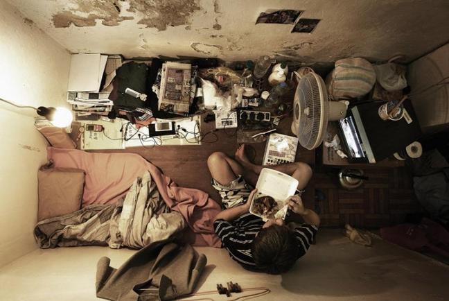 21 фото о том, каково это - жить в гонконгских «гробницах»