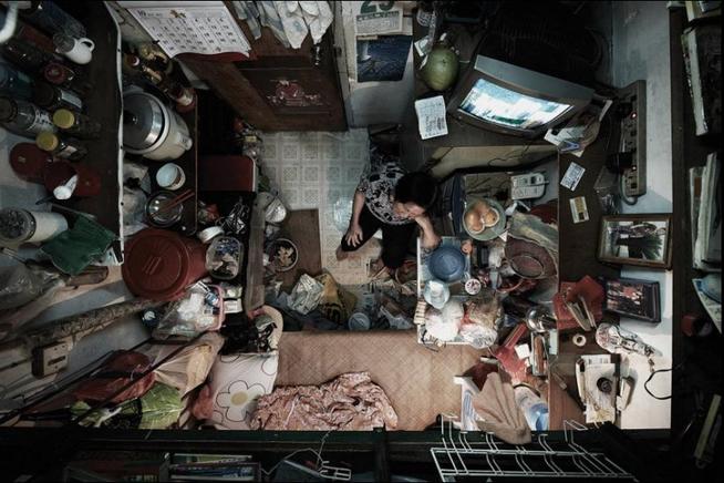 21 фото о том, каково это - жить в гонконгских «гробницах»