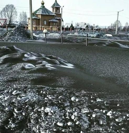 В Сибири выпал чёрный снег — совсем как уголь! Местные не могут поверить глазам