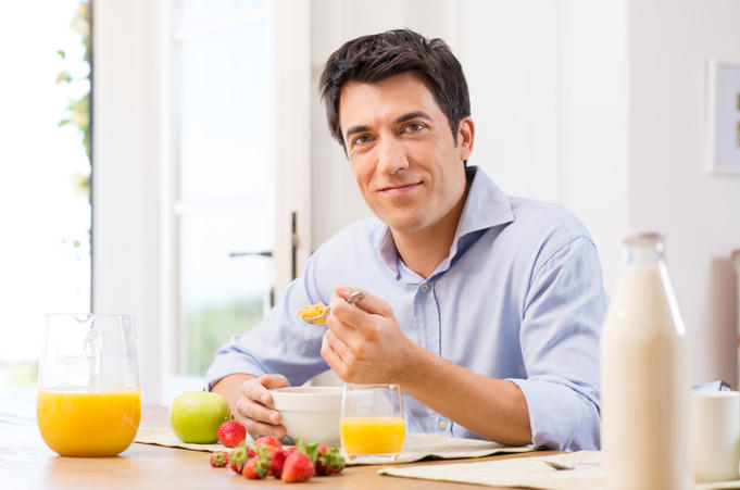 Нет, завтрак есть не обязательно, и это вообще не полезно! Это коммерческий миф