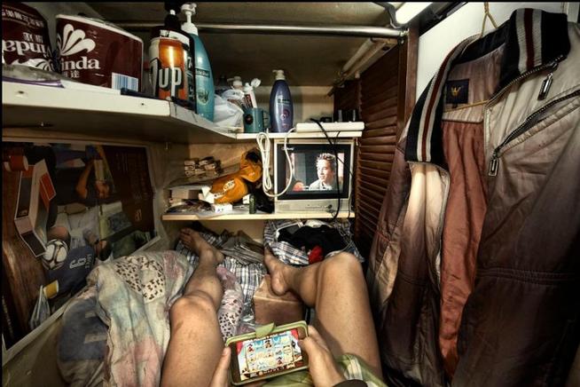 21 фото о том, каково это - жить в гонконгских «гробницах»
