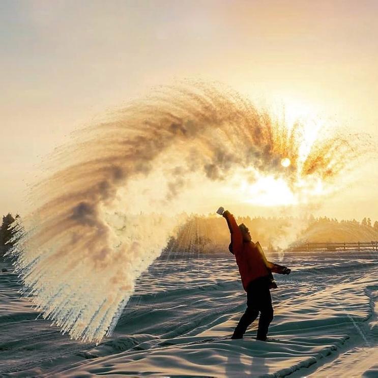 #Дубакчеллендж: до России дошёл флэшмоб с замёрзшей в воздухе горячей водой