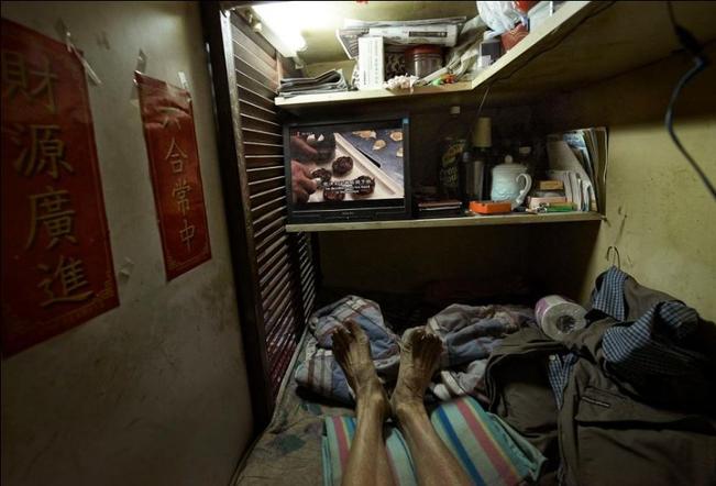 21 фото о том, каково это - жить в гонконгских «гробницах»
