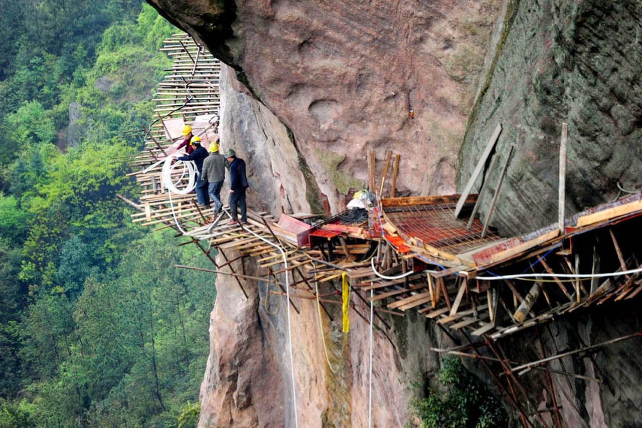 Как в Китае строят дороги в горах – на эти фото даже смотреть страшно