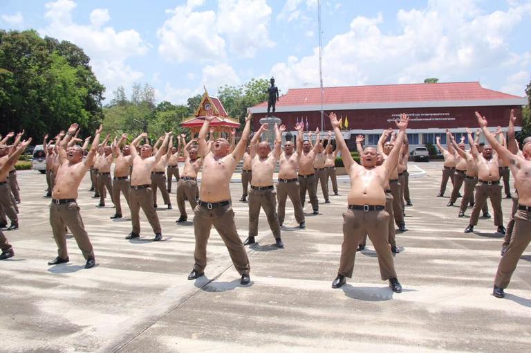 В Таиланде пухлых полицейских отправили в лагерь - сгонять лишний вес