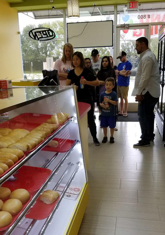 Я сфоткал грустного папу: никто не пришел в его магазин пончиков. И тут случилось чудо