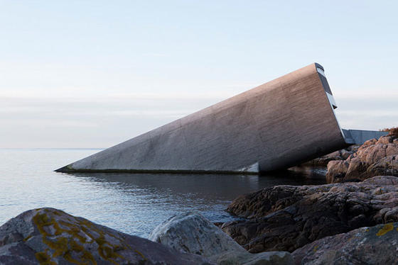На фото - подводный ресторан в Норвегии. Вот как он выглядит изнутри
