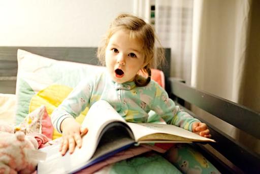 Чтение одних и тех же книг своему ребенку делает их умнее. Вот почему