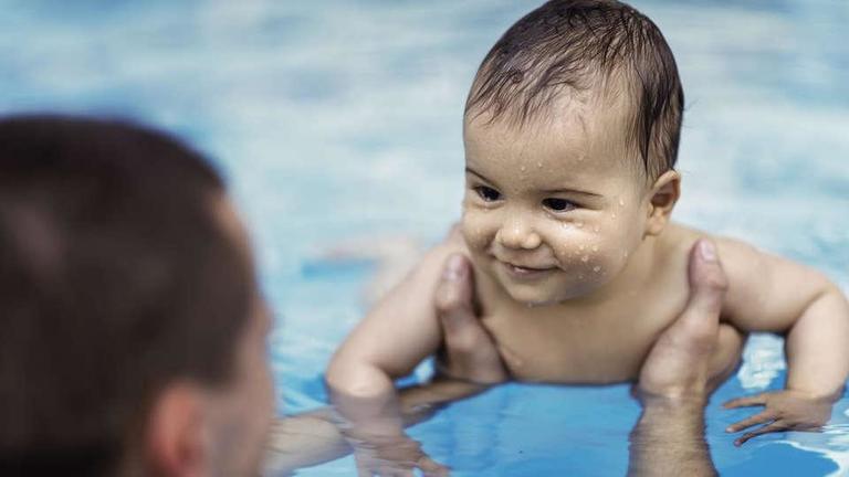 Эксперт говорит, что учить детей плавать надо сразу после их первого дня рождения