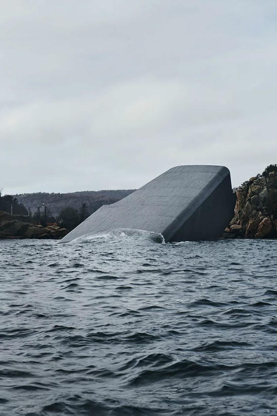 На фото - подводный ресторан в Норвегии. Вот как он выглядит изнутри