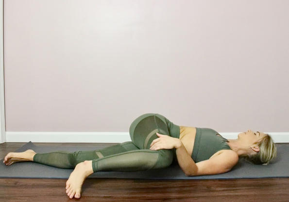 9 расслабляющих йоговских асан, которые реально облегчают боль в спине и плечах