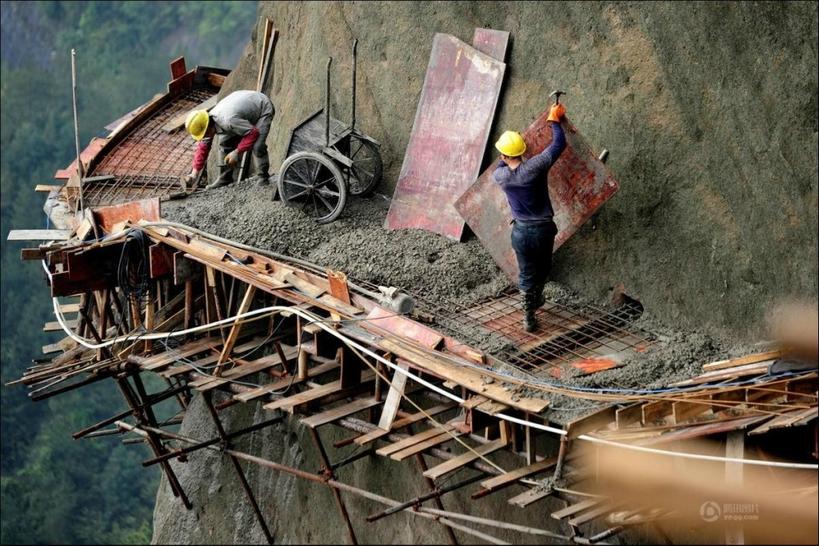 Как в Китае строят дороги в горах – на эти фото даже смотреть страшно