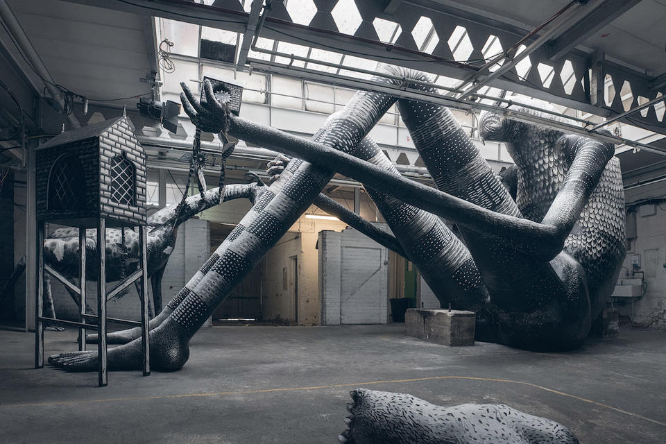 Уличный художник превратил заброшенную фабрику в мавзолей сказочных существ
