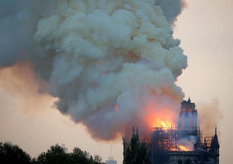 Нотр Дам едва не сгорел. Французский миллиардер даст на него 100 млн своих евро