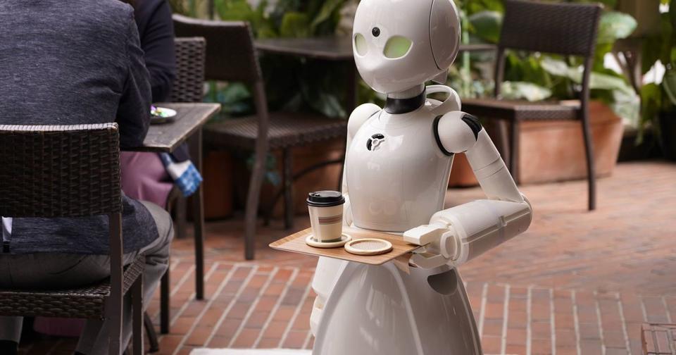 Кафе в Японии берет на работу лежачих инвалидов: они управляют роботами официантами