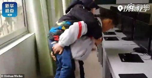 Этот 12-тилетний мальчик носит в школу своего друга-инвалида уже шесть лет