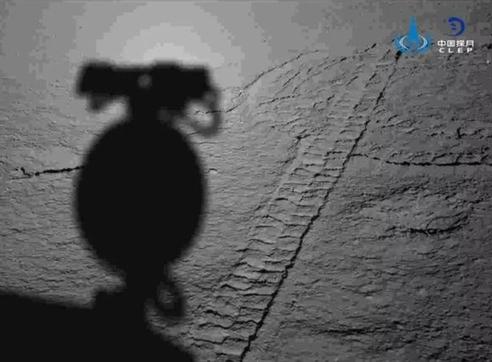 Потрясающие новые изображения обратной стороны Луны, сделанные китайским марсоходом