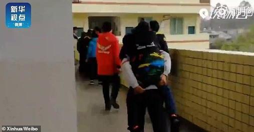12-летний школьник уже 6 лет подряд носит друга-инвалида на своей спине