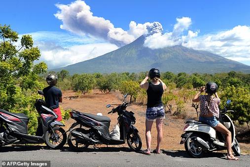 На Бали проснулся вулкан Агунг: жители и туристы оказались в ловушке
