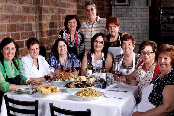 Ресторан нанял бабушек готовить ″домашнюю″ еду - и стал супер-популярным