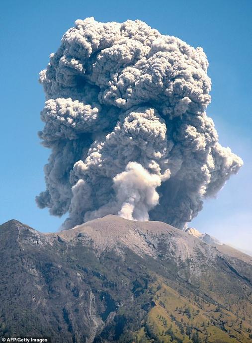 На Бали проснулся вулкан Агунг: жители и туристы оказались в ловушке