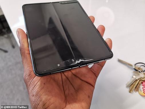 Смартфоны-раскладушки от Samsung ломаются на второй день, говорят покупатели