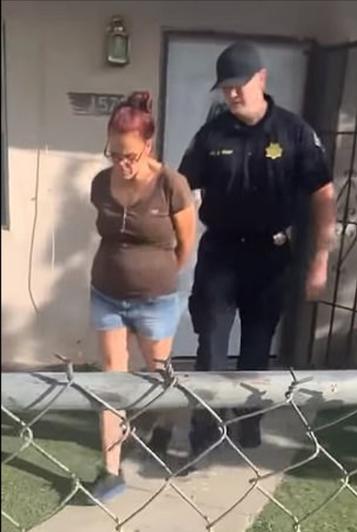 Ее арестовали за то, что она выбросила в мусорник маленьких щенят. Вот подробности