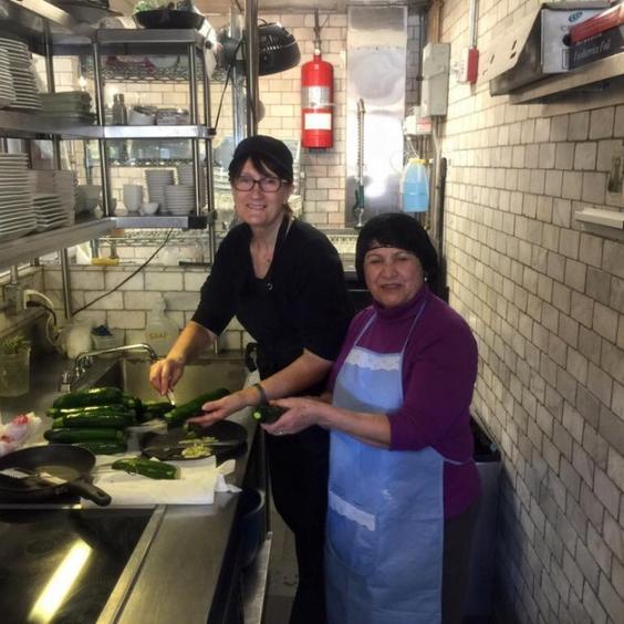 Ресторан нанял бабушек готовить ″домашнюю″ еду - и стал супер-популярным