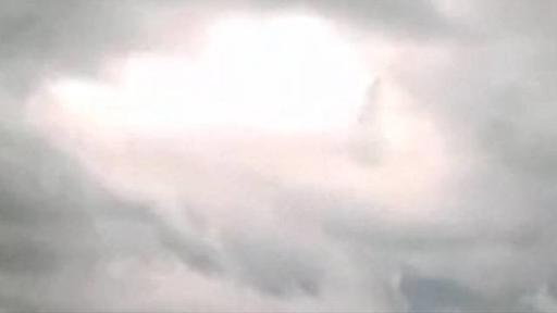 Женщина случайно сняла на видео ″человека″, гуляющего по облакам