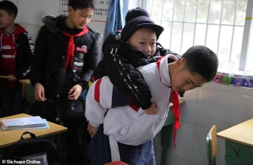 Этот 12-тилетний мальчик носит в школу своего друга-инвалида уже шесть лет
