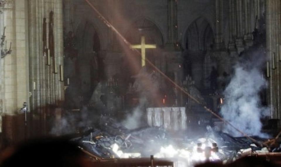 Чудо: Алтарь и крест Нотр-Дама остались нетронутыми после пожара