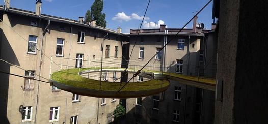 В Польше в дворе-колодце сделали подвесную травяную дорожку для отдыха офисных работников