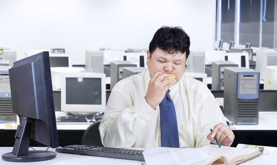 Слишком серьёзное отношение к работе может привести к ожирению, говорят врачи