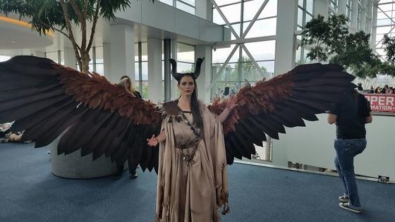 Девушка создала костюм с крыльями, которыми может двигать