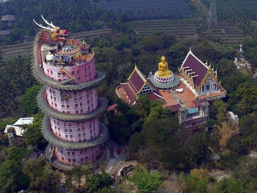 Этот дракон, обвивающий 17-ти этажный буддийский храм, имеет свою историю