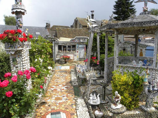 Во Франции есть дом, который сделан из осколков посуды. Вот как он выглядит