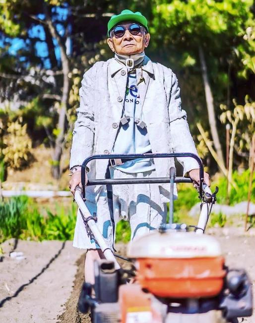 84-летний дедушка при помощи внука делает себе такие обалденные фото, что получил 32 000 подписчиков за неделю