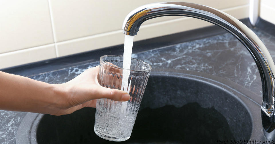 8 признаков, что вашу воду из под крана пить просто опасно