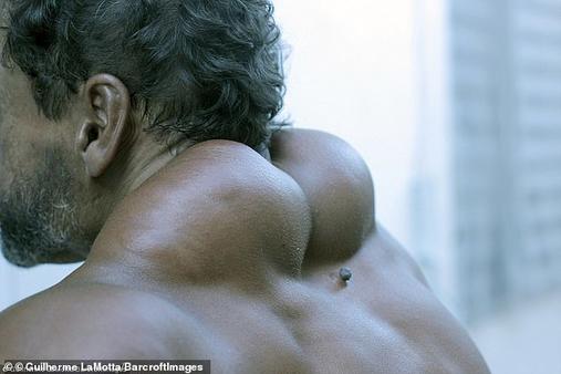 Бразильский бодибилдер вводит себе масло, чтобы выглядеть «мускулистее», хотя это очень опасно