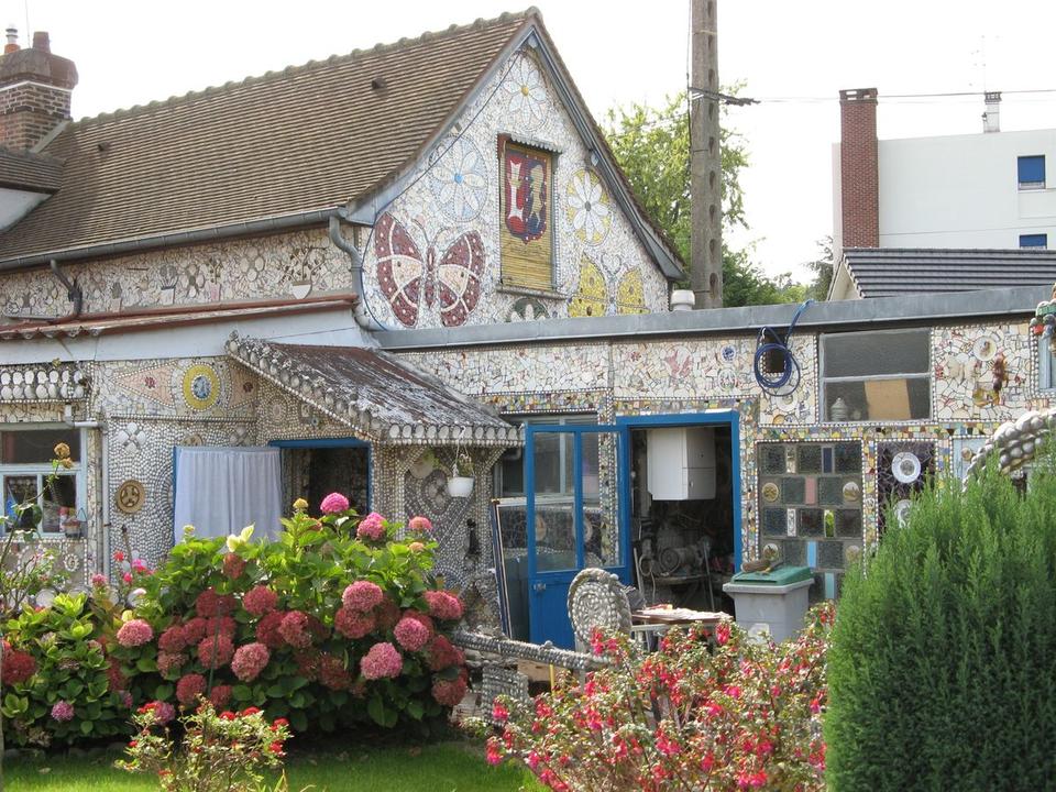 Во Франции есть дом, который сделан из осколков посуды. Вот как он выглядит