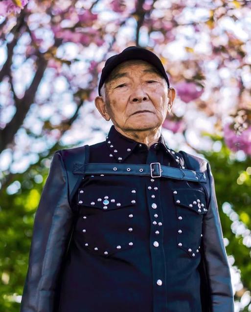 84-летний дедушка при помощи внука делает себе такие обалденные фото, что получил 32 000 подписчиков за неделю