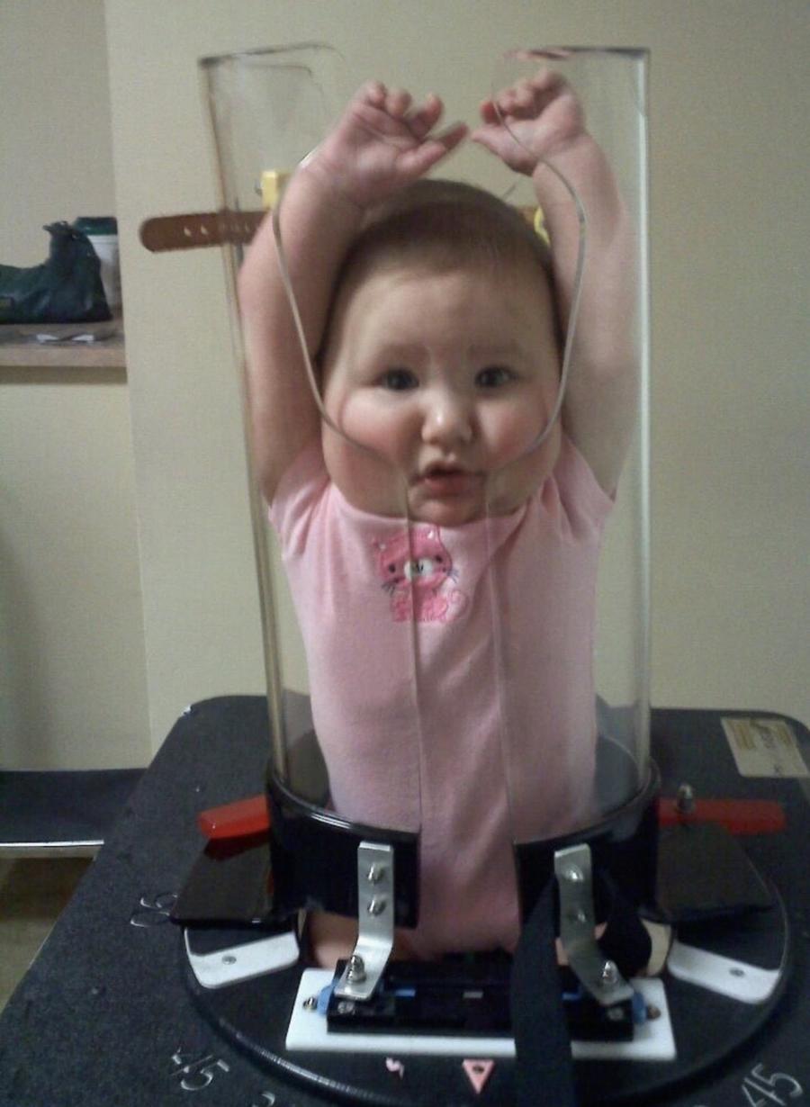 Интернет насмешили фото детей в медицинском чудо-устройстве для рентгена