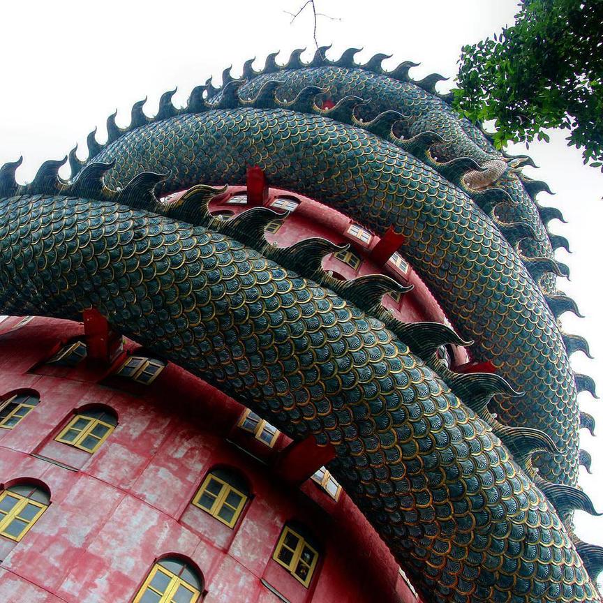 Этот дракон, обвивающий 17-ти этажный буддийский храм, имеет свою историю